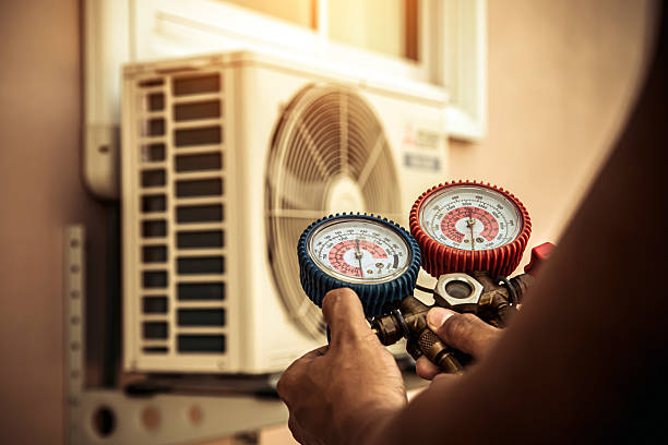 Professional Hvac technician working in Shawnee, KS